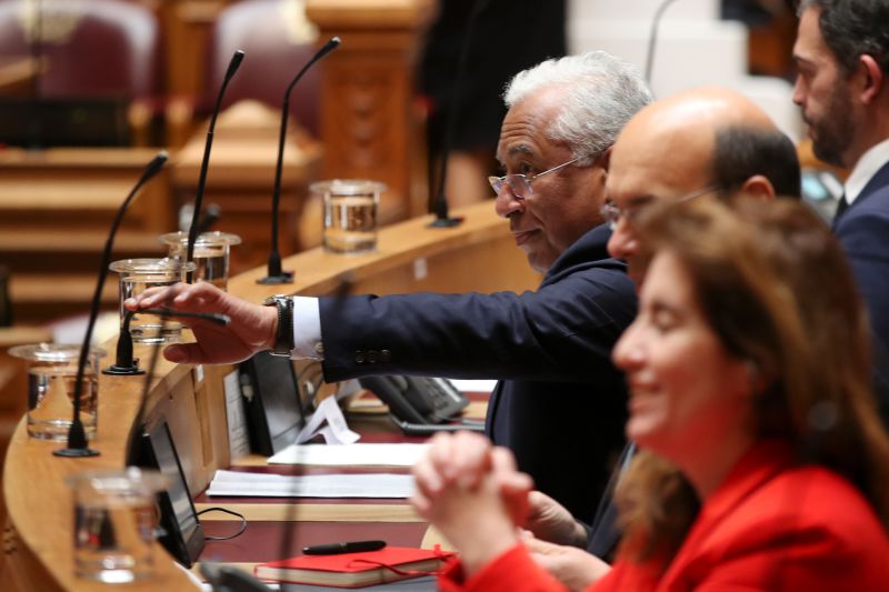 Costa reuniu-se com bancada do PS e ficou o aviso de que a crise “está para durar”