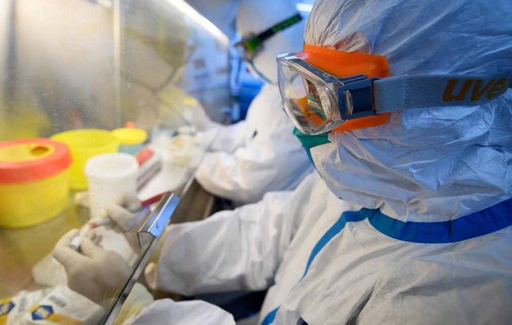 Covid-19: Chineses terão criado o novo coronavírus em laboratório