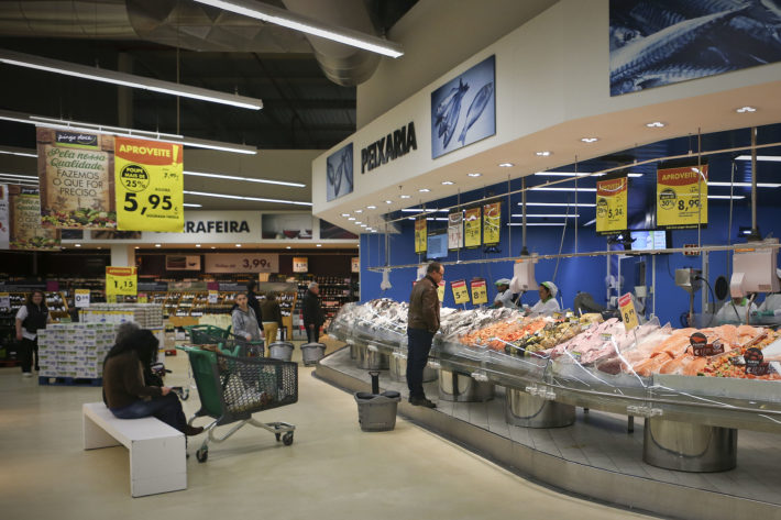 Centros comerciais preparados para manter abertos apenas serviços essenciais