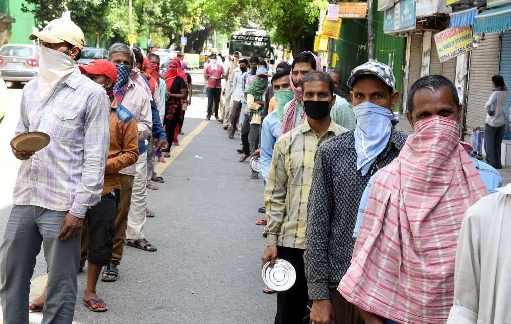 Cem mil pessoas violam restrições de confinamento em funeral religioso no Bangladesh