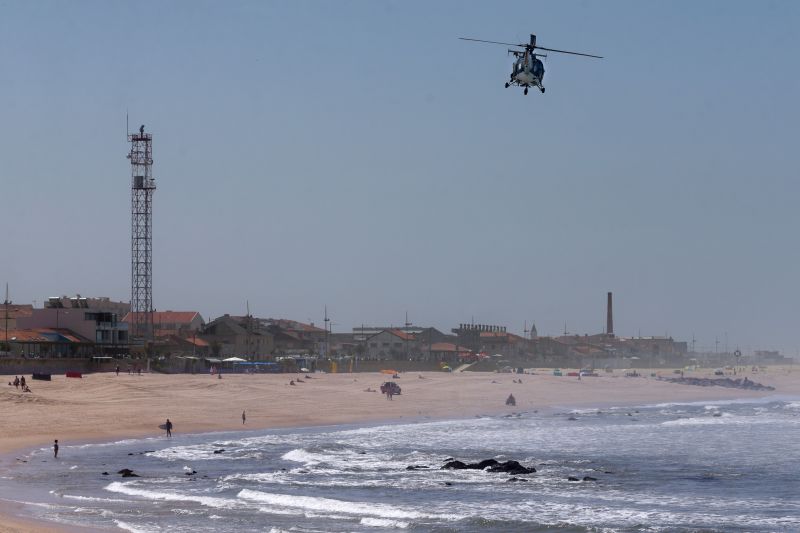 Grades, vigilância por drone e bandeira de ocupação máxima. Espinho prepara plano de controlo da pandemia nas suas praias