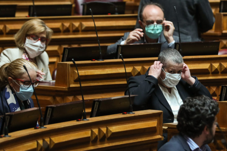 Ferro Rodrigues determina utilização obrigatória de máscara dentro da Assembleia da República