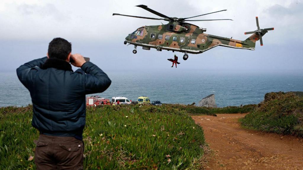 Pescador cai de arriba numa praia em Sintra obrigando a resgate aéreo