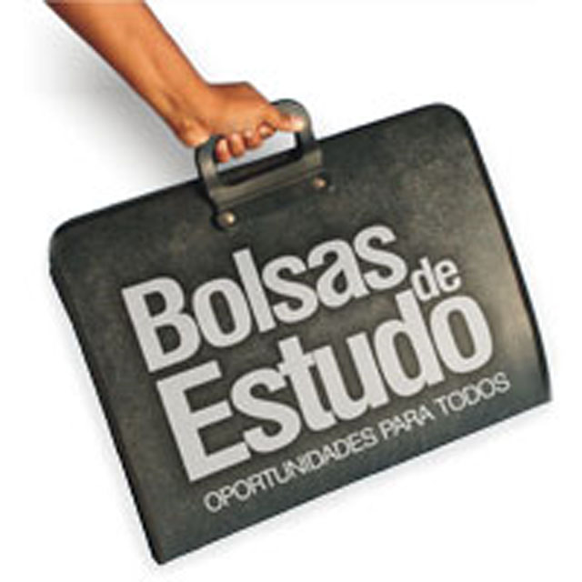 Castelo de Paiva | Contemplados alunos do Ensino Superior e bombeiros
