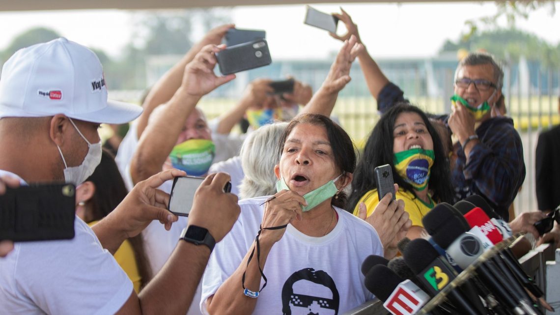 Jornais suspendem cobertura junto à residência do Presidente do Brasil