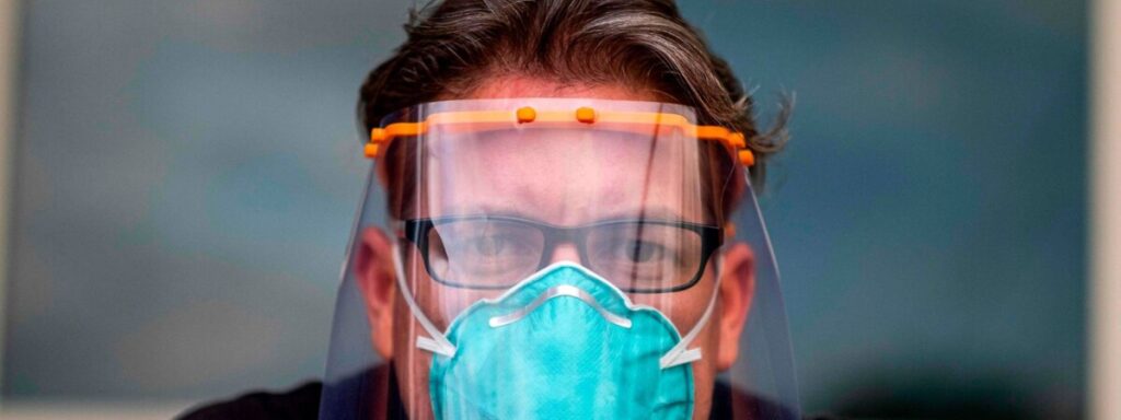 Médicos alertam que viseiras não substituem máscaras e querem mudança da lei