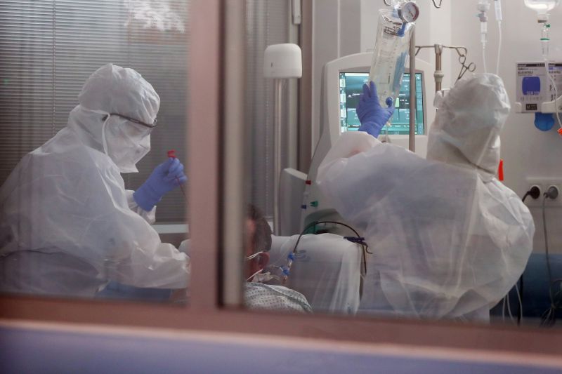 Doentes graves nos cuidados intensivos triplicavam sem confinamento