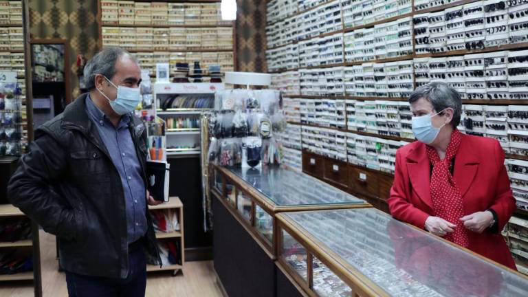 Comércio reabre no Porto entre filas nas barbearias e vazio em lojas de lembranças ‘made in’ Portugal