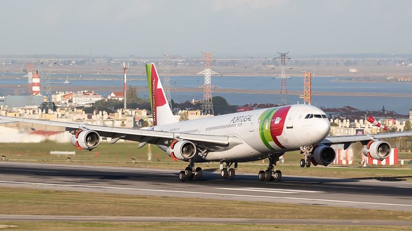 Aviões vão ter de limitar passageiros a dois terços da lotação