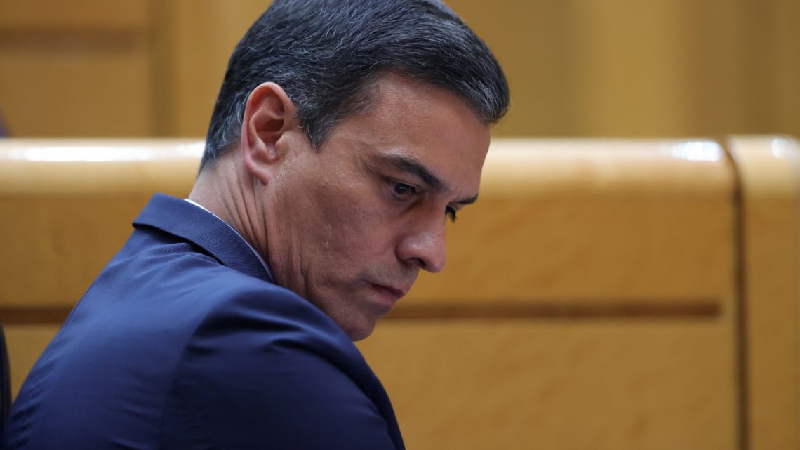 Espanha realiza cerimónia de homenagem às vítimas e funcionários de saúde