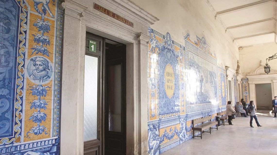 Assistente da Segurança Social de Coimbra começa hoje a ser julgada por burla de 631 mil euros