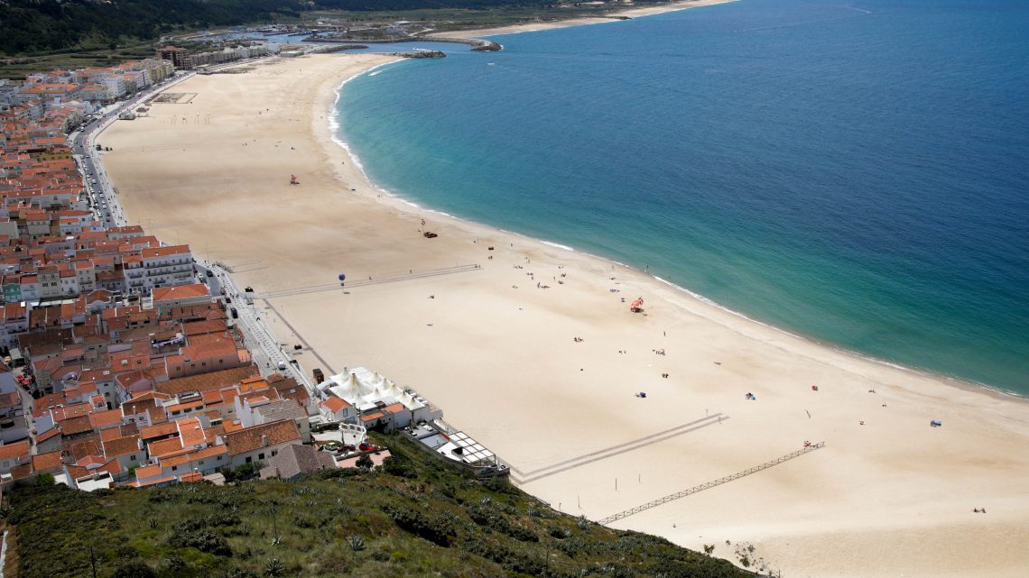 Nazaré: Época balnear arranca com mais pessoas na marginal do que na praia