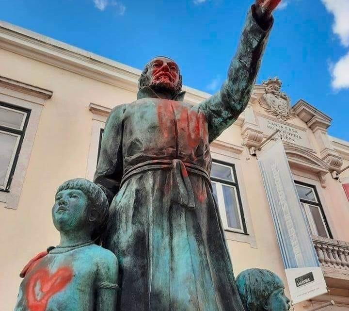 Estátua do padre António Vieira vandalizada em Lisboa. PSP procura responsáveis