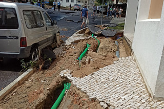 Rutura de conduta arrasta carros em Vila Franca de Xira
