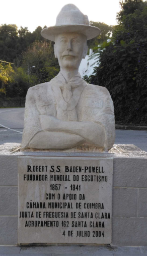 Busto de Baden-Powell vandalizado, em Coimbra