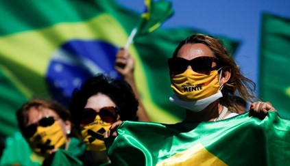 Apoiantes de Bolsonaro pedem intervenção militar em frente à sede do Exército