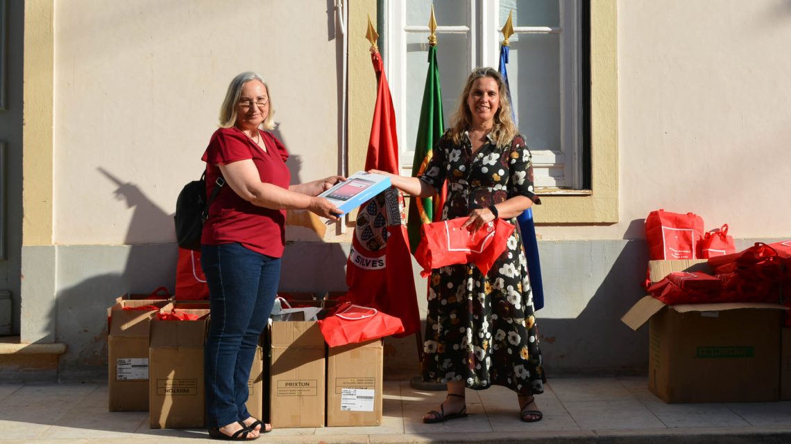 MUNICÍPIO DE SILVES CEDE EQUIPAMENTOS INFORMÁTICOS A ALUNOS DO CONCELHO