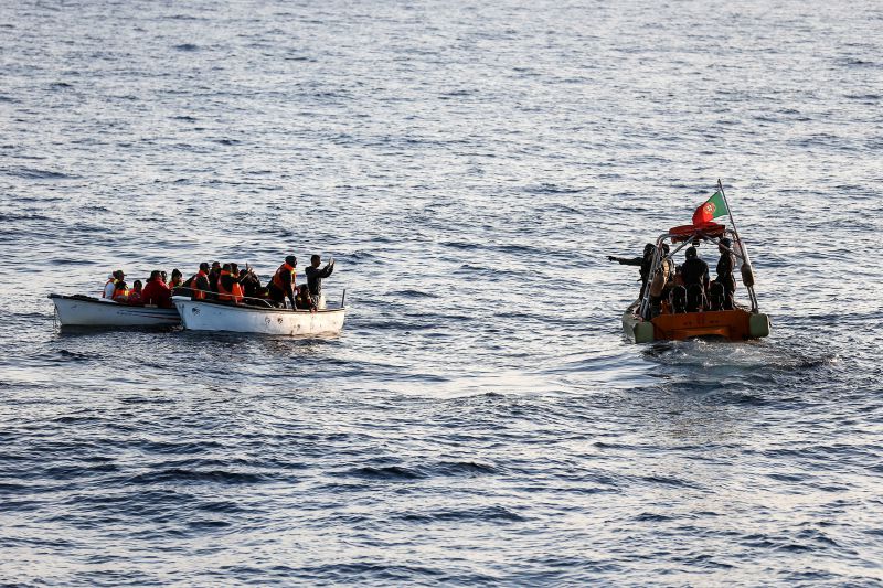 Barco com 22 migrantes intercetado na praia de Vale do Lobo no Algarve