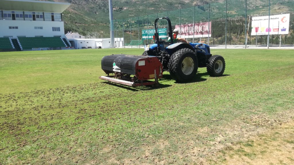 Covilhã | MUNICÍPIO PROMOVE INTERVENÇÃO NO RELVADO DO ESTÁDIO SANTOS PINTO