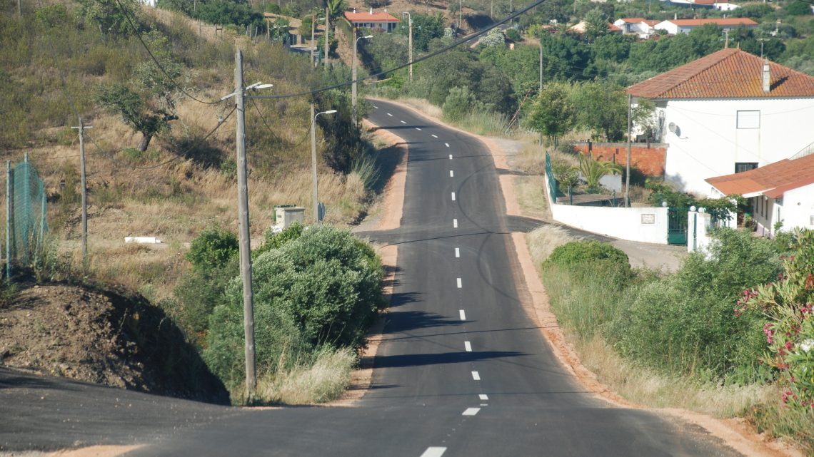 AUTARQUIA DE SILVES CONCLUI REPAVIMENTAÇÃO DA ESTRADA DA RIBEIRA DE ARADE, MATOSOS E ARRUAMENTOS NA ALDEIA DAS MANTEIGAS