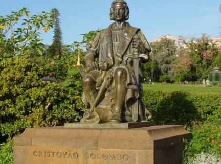 Estátua de Cristóvão Colombo derrubada e vandalizada no Funchal