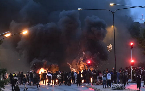 Distúrbios na Suécia depois de militantes de extrema-direita queimarem um Corão