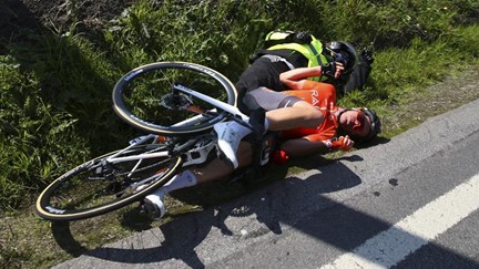 Volta a Portugal. Ciclista e bandeira amarela em estado grave após queda