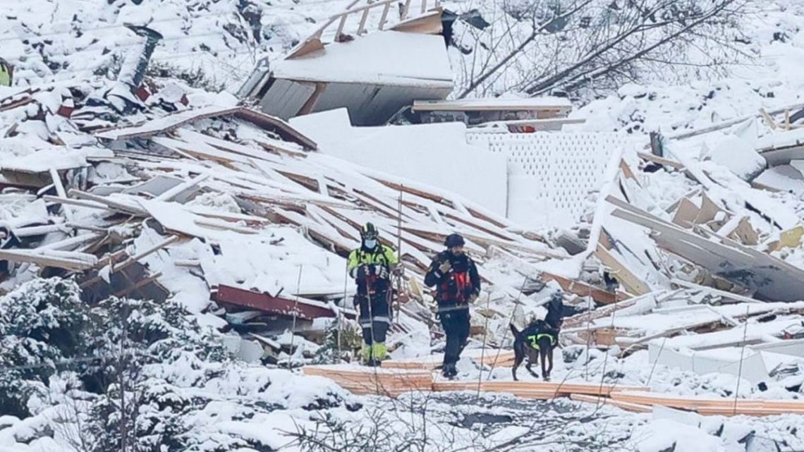 Equipas de salvamento retiram três cadáveres depois de deslizamento de terras na Noruega