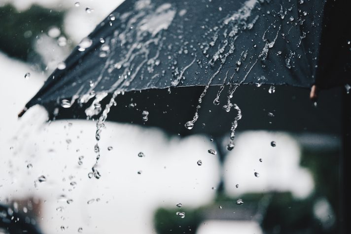 Oito distritos sob aviso laranja devido à chuva forte e agitação marítima