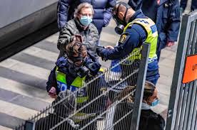 Oito pessoas esfaqueadas na Suécia. Polícia suspeita de “ato terrorista”