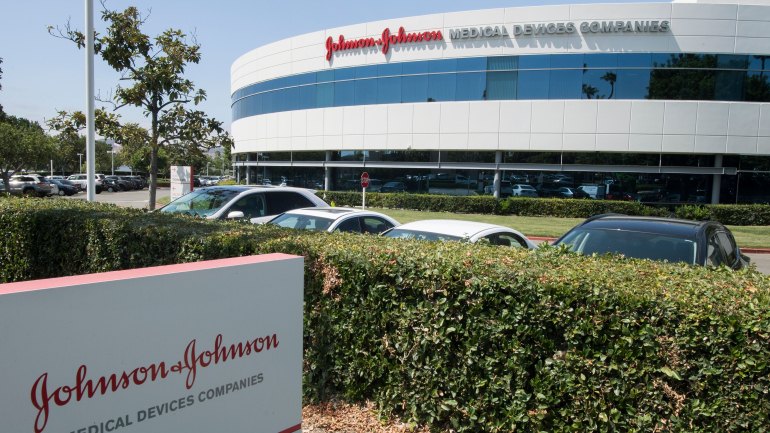 Johnson & Johnson supervisiona fábrica onde foram danificadas 15M de vacinas