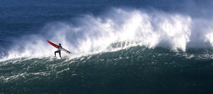 Surfista francesa Justine Dupont lança filme sobre ondas gigantes da Nazaré