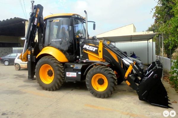 Município de Silves reforça frota de máquinas e viaturas com uma retroescavadora e duas viaturas de trabalho