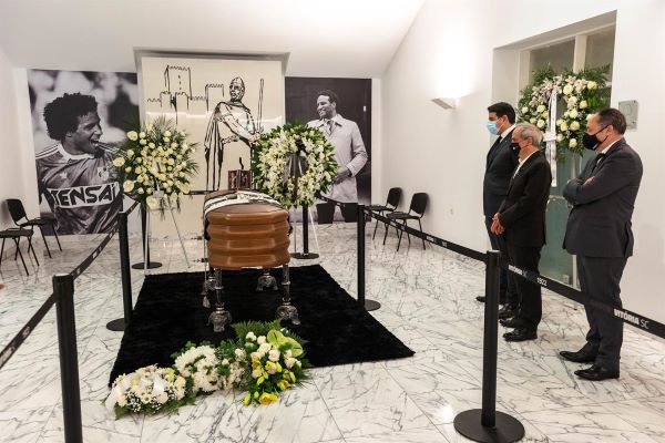 Milhares de adeptos marcam presença no funeral de Neno