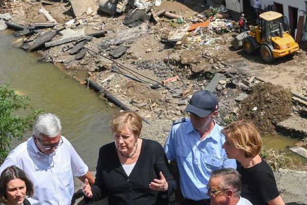 Merkel promete “ajuda urgente” perante cenário “surreal” de inundações