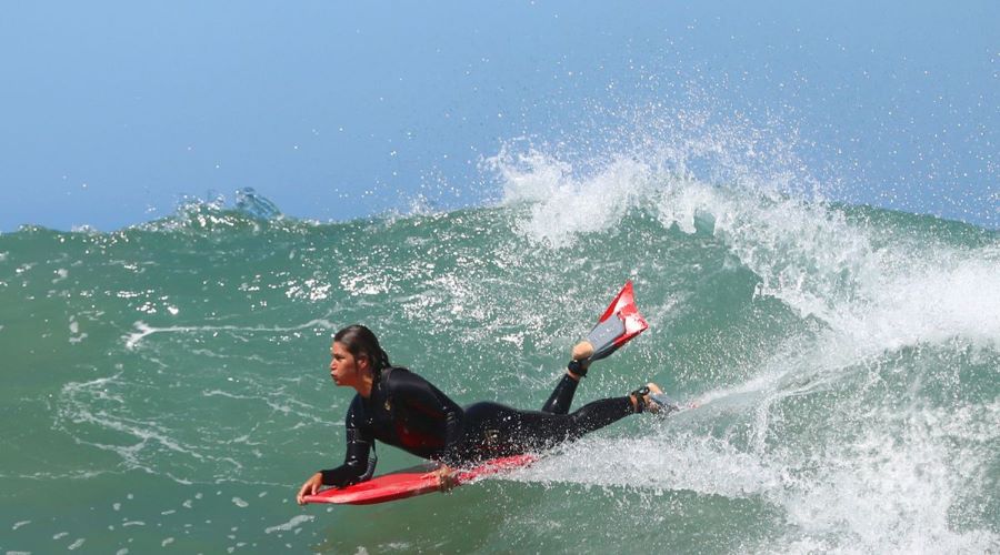 Porque “ainda é preciso”, a tetracampeã mundial de bodyboard assumiu a homossexualidade