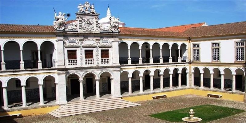 Universidade de Évora vai receber 10 mulheres afegãs