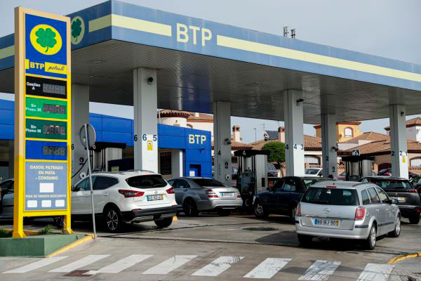 Portugueses aproveitam domingo para abastecer com combustível mais barato em Espanha