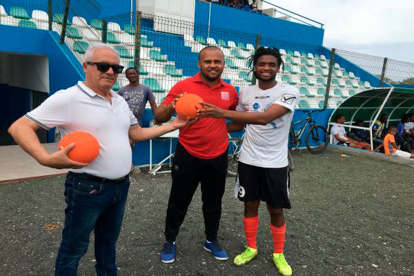 Grupo Desportivo Varandinha contemplados pela Sociedade Columbófila com bolas de andebol e bolas de fujtebol da bkt