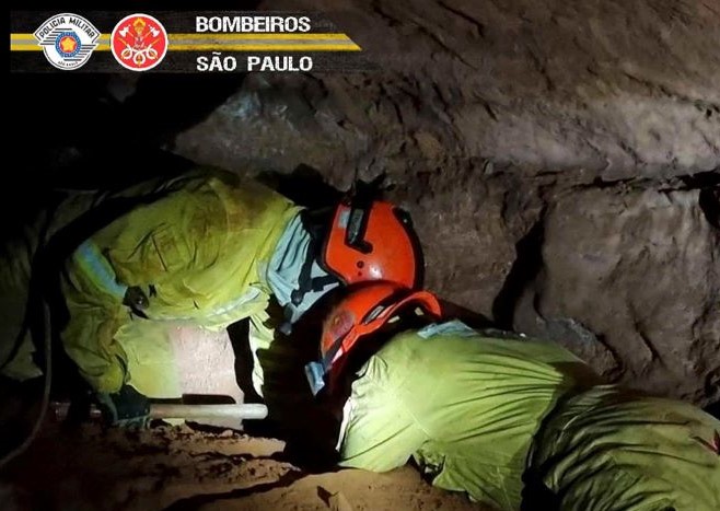 Pelo menos sete bombeiros morrem durante treino numa gruta em São Paulo