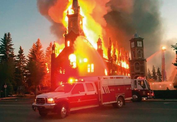 Onda de incêndios de igrejas no Canadá