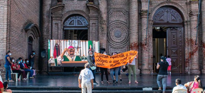 Usando látegos, índias bolivianas expulsam feministas que profanavam a catedral de Santa Cruz de la Sierra