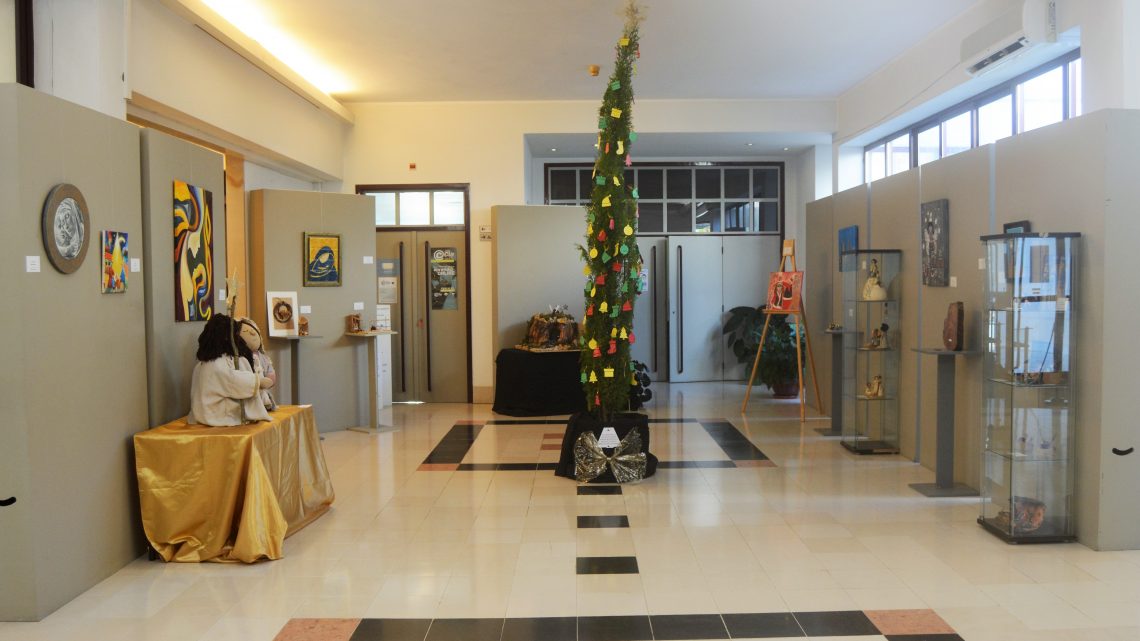 Cantanhede | Com decoração a cargo de todas as crianças dos Jardins de Infância e EB1 do Concelho Biblioteca Municipal assinala natividade com Árvore de Natal muito especial