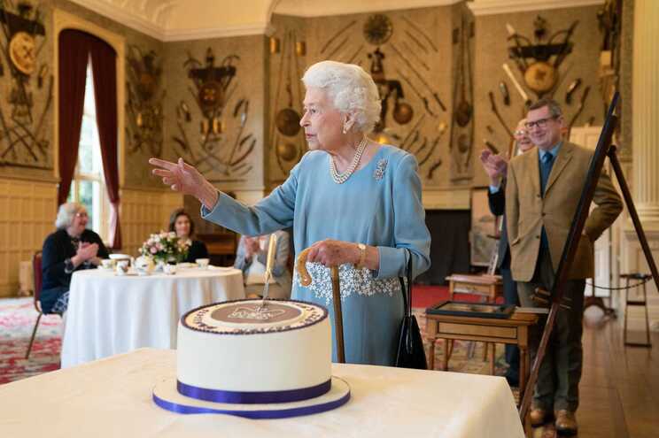 Isabel II cumpre 70 anos no trono, a primeira monarca britânica a completar o Jubileu de Platina