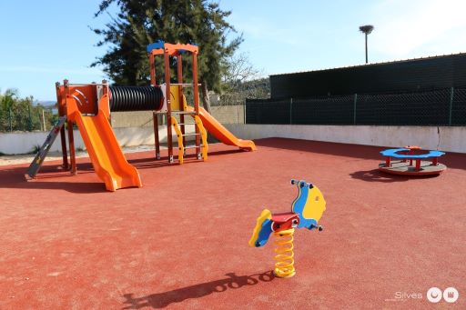 Silves | ESPAÇOS DE JOGOS E RECREIO DAS ESCOLAS DO 1.º CICLO DO CONCELHO DE SILVES FORAM REQUALIFICADOS PELA AUTARQUIA