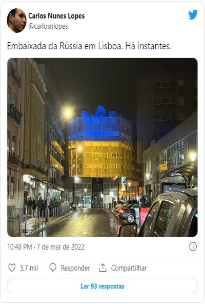 Embaixada da Rússia em Lisboa iluminada com as cores da bandeira ucraniana