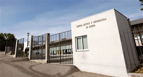Professor de 60 anos agredido em escola do Porto por pais de aluno
