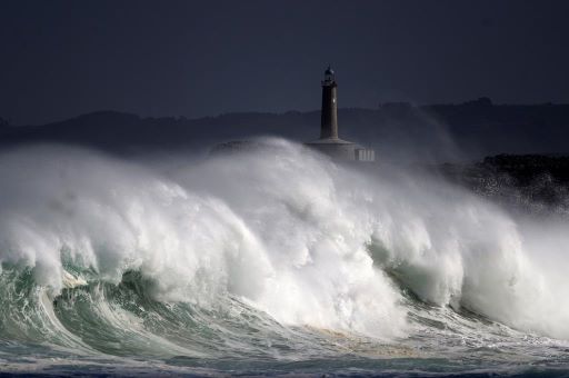 Ondas podem atingir 10 metros: Sete distritos sob aviso laranja quarta e quinta-feira