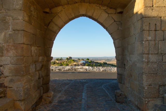 Reguengos de Monsaraz | Luzes da Porta da Vila e da Torre do Relógio em Monsaraz desligadas na Hora do Planeta