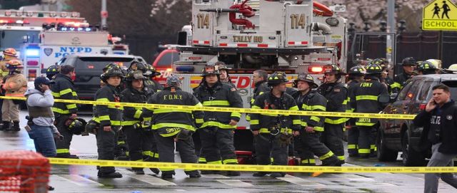 Dezasseis feridos em ataque no metro de Brooklyn. Polícia diz que “não há explosivos ativos”